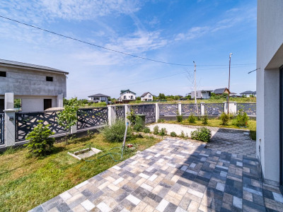Vanzare vila Tunari curte proprie