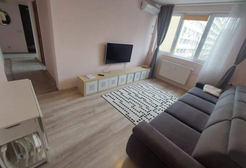 Vânzare apartament 4 camere renovat și mobilat, situat în zona Plaza Mall