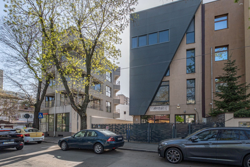 Cladire de birouri de vanzare – investitie solida, pozitionare excelenta