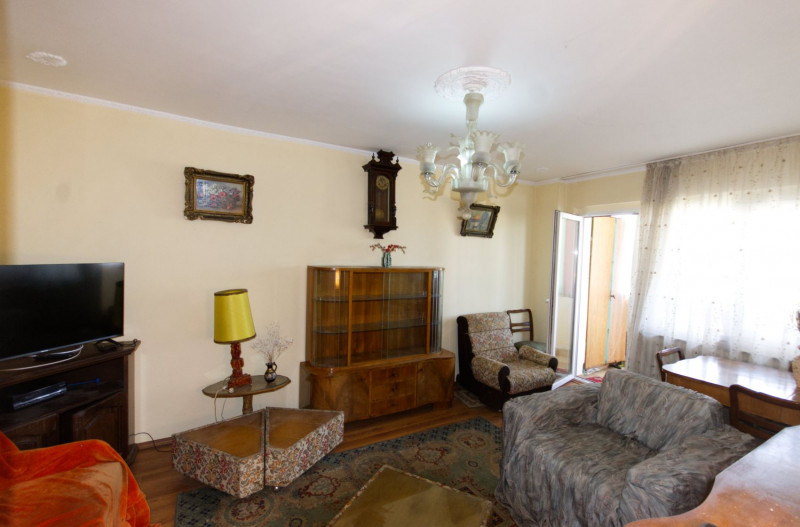 Apartament 3 camere de vânzare vedere spate – Bulevardul Tei | necesita renovare