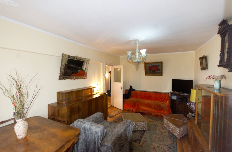 Apartament 3 camere de vânzare vedere spate – Bulevardul Tei | necesita renovare