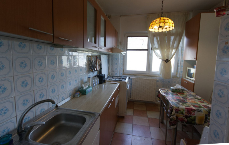 Apartament 3 camere de vânzare vedere spate – Bulevardul Tei | necesita renovare
