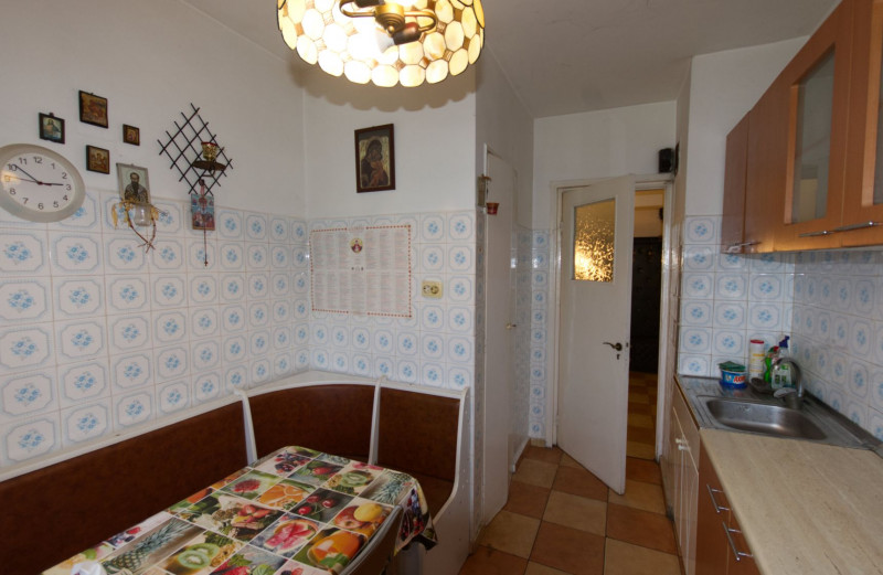 Apartament 3 camere de vânzare vedere spate – Bulevardul Tei | necesita renovare