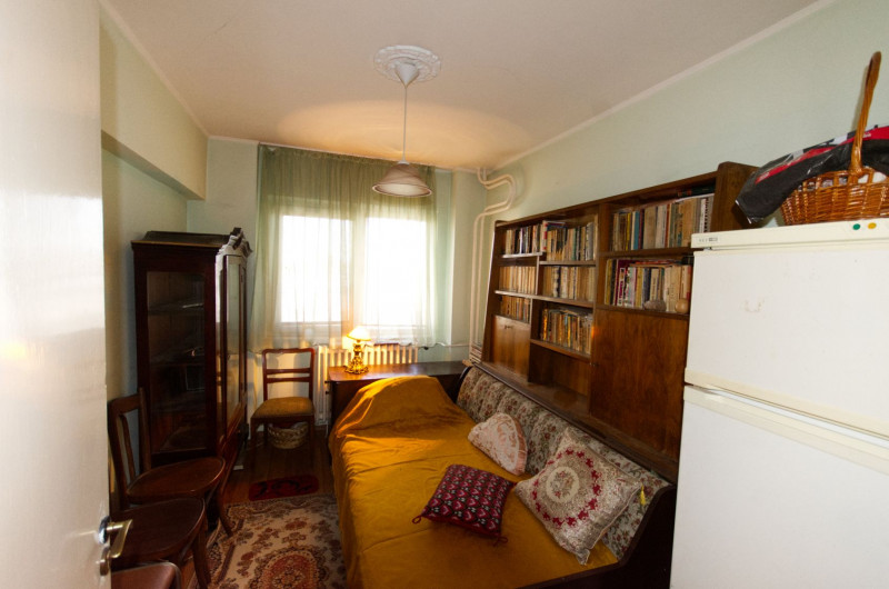 Apartament 3 camere de vânzare vedere spate – Bulevardul Tei | necesita renovare