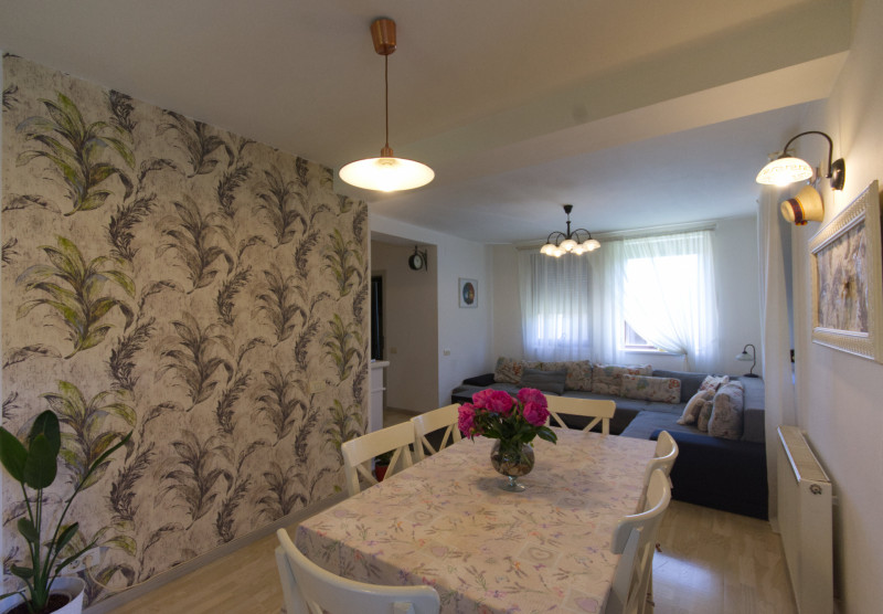 Tunari vila ideală pentru familie, cu curte mare , parcare si barbeque 