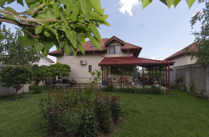Tunari vila ideală pentru familie, cu curte mare , parcare si barbeque 