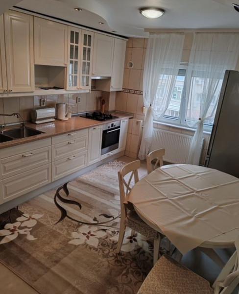 Închiriere apartament de 3 camere zona Unirii