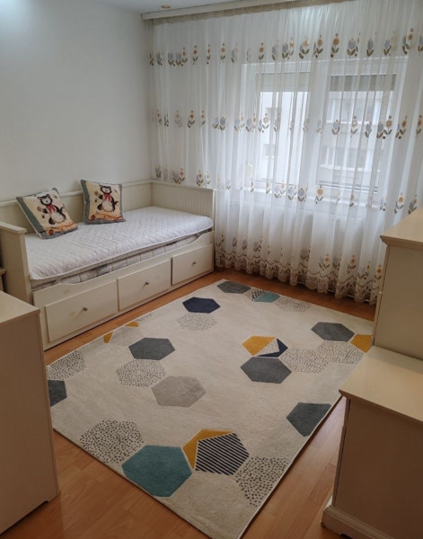 Închiriere apartament de 3 camere zona Unirii
