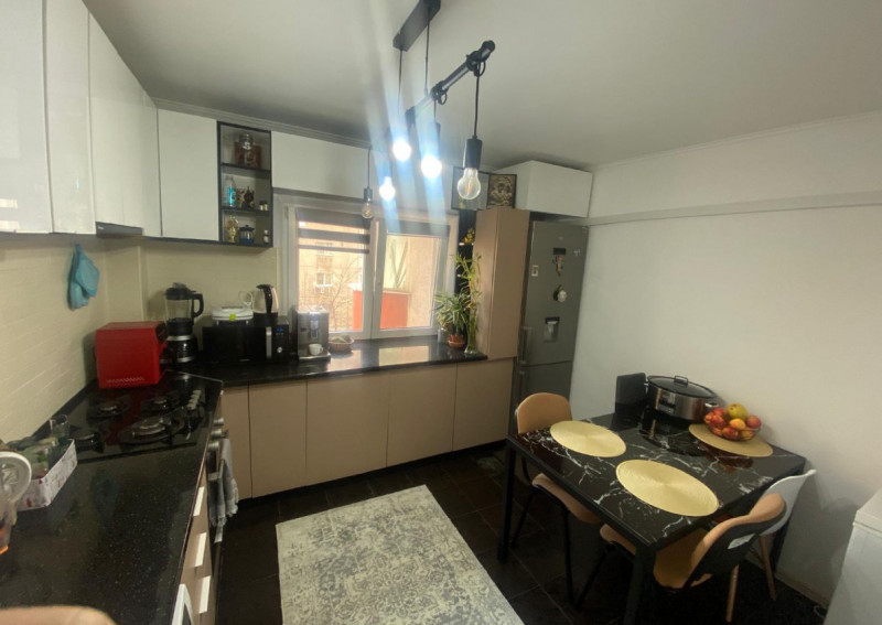 Vânzare apartament de 3 camere 13 Septembrie 