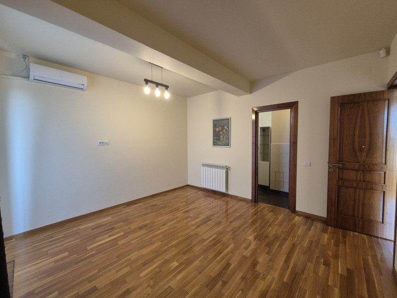 Un refugiu pe doua niveluri – spațiu, lumina și liniște deasupra orașului