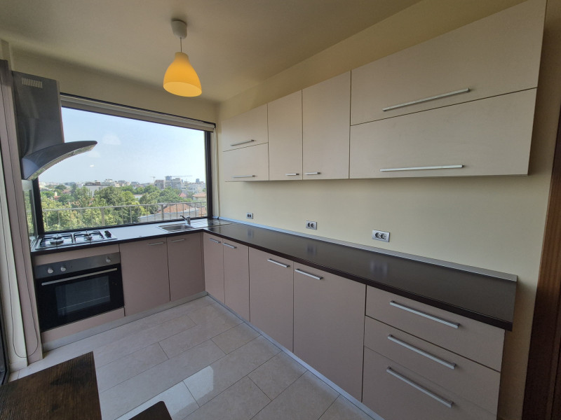 Un penthouse pe doua niveluri – spațiu, lumina și liniște