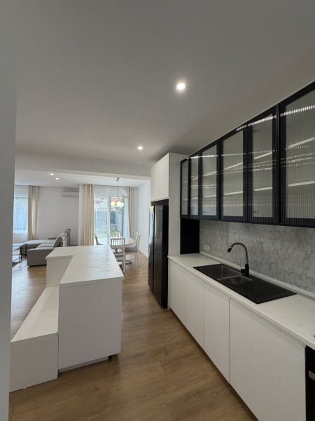 Vilă modernă cu 5 camere de închiriat în complex rezidential, Pipera 
