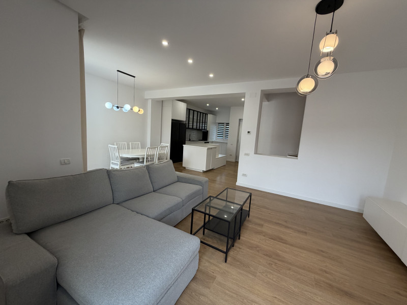 Vilă modernă cu 5 camere de închiriat în complex rezidential, Pipera 