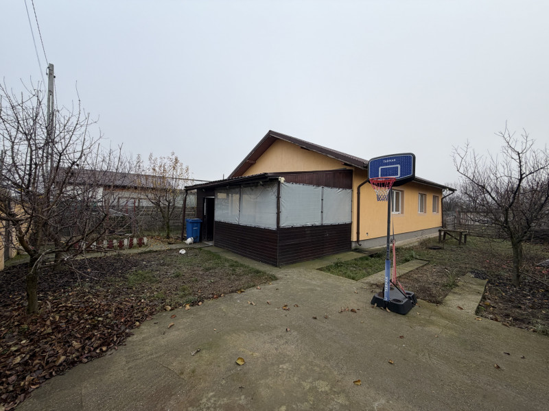 Casă individuală de vânzare în Tărtășești – curte mare 500 mp, zonă verde 