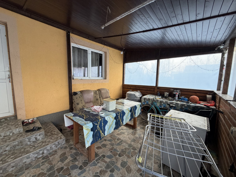 Casă individuală de vânzare în Tărtășești – curte mare 500 mp, zonă verde 