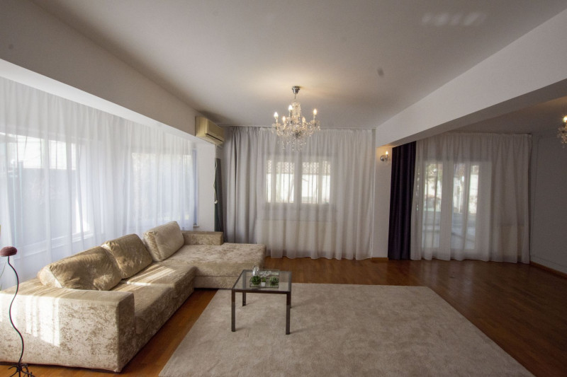 Vilă individuală cu piscină de închiriat în ansamblu rezidențial zona OMVD