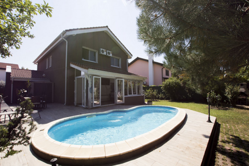 Vilă individuală cu piscină de închiriat în ansamblu rezidențial zona OMVD