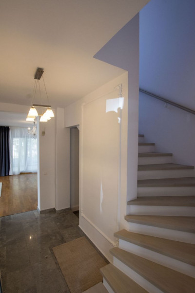 Vilă individuală cu piscină de închiriat în ansamblu rezidențial zona OMVD