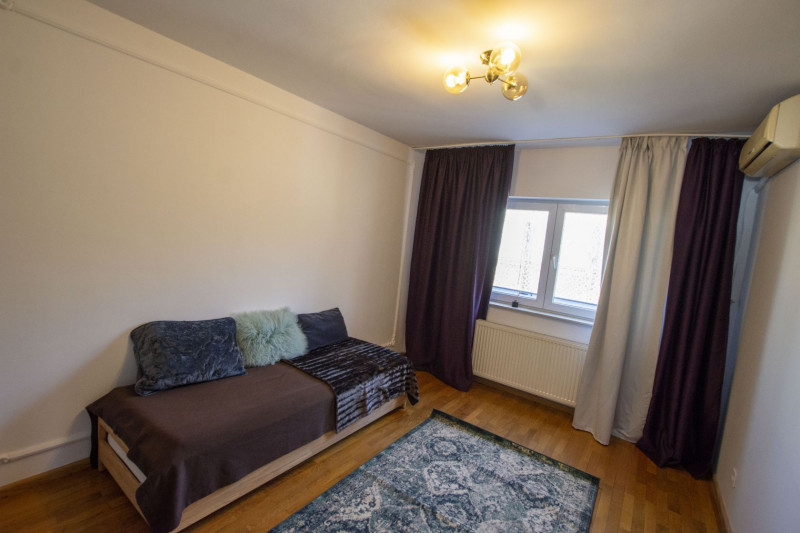 Vilă individuală cu piscină de închiriat în ansamblu rezidențial zona OMVD