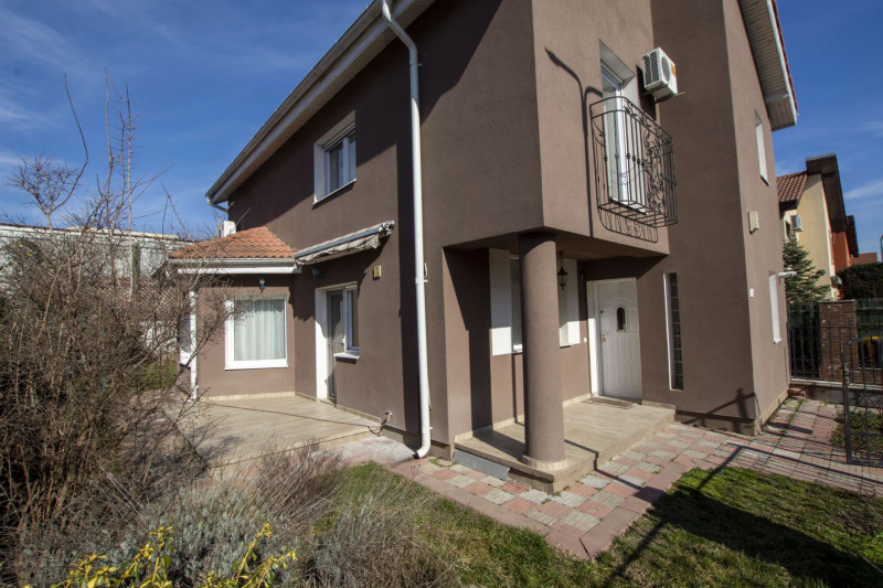 Vilă individuală cu piscină de închiriat în ansamblu rezidențial zona OMVD