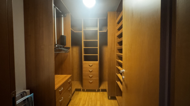 Închiriere apartament de 4 camere Victoriei- Capitale