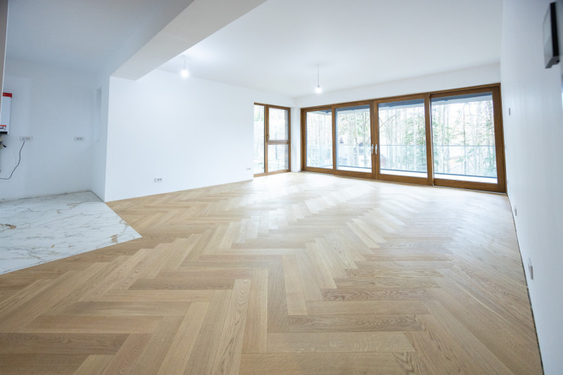 Apartament la parter în Foresti Sinaia – Elegant. Spațios. În inima naturii