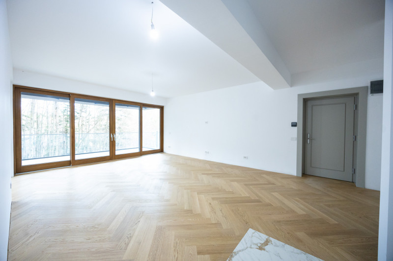 Apartament la parter în Foresti Sinaia – Elegant. Spațios. În inima naturii