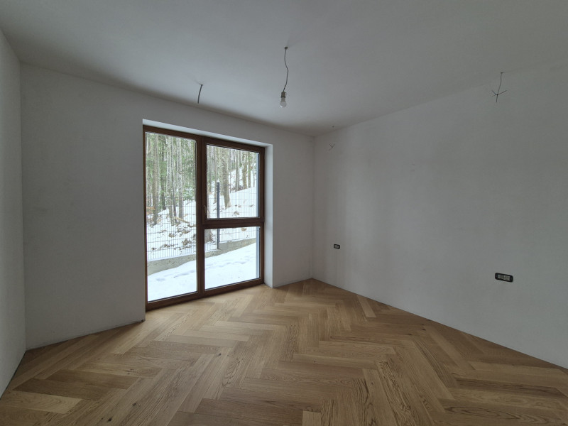 Apartament la parter în Foresti Sinaia – Elegant. Spațios. În inima naturii