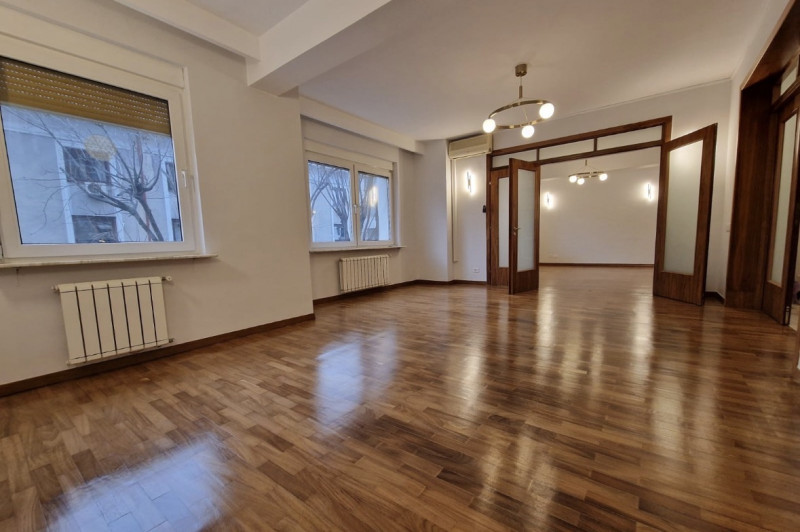 Închiriere apartament de 5 camere Cartierul Primaverii
