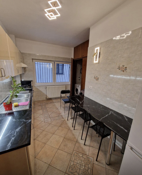 Închiriere apartament de 5 camere Cartierul Primaverii