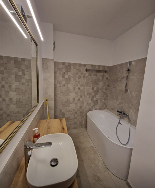 Închiriere apartament de 5 camere Cartierul Primaverii