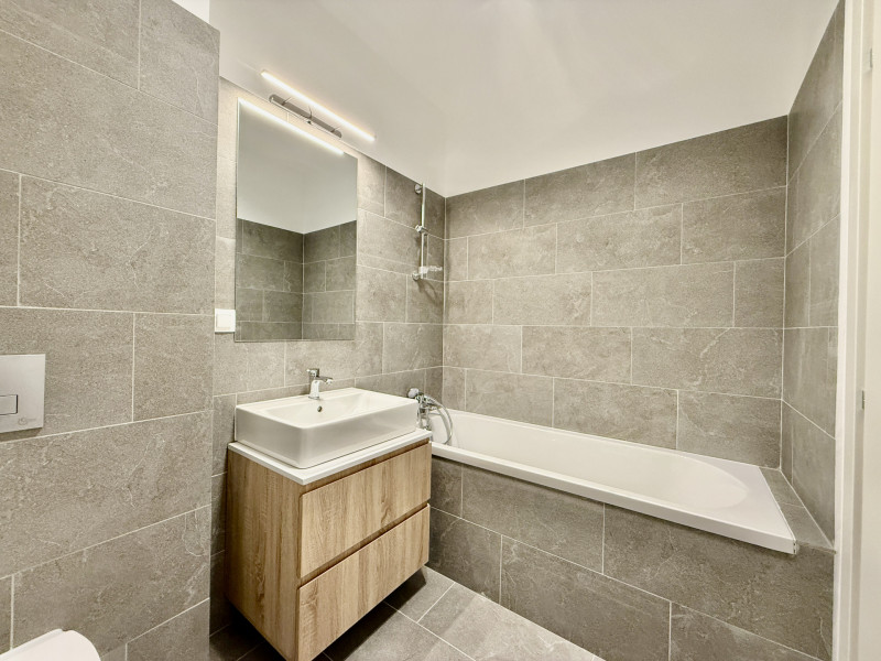 Apartament cu piscina si gradina proprie, nou, la prima inchiriere