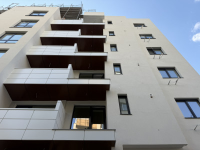 Centrul Capitalei, apartament cu 2 bai, etaj superior !