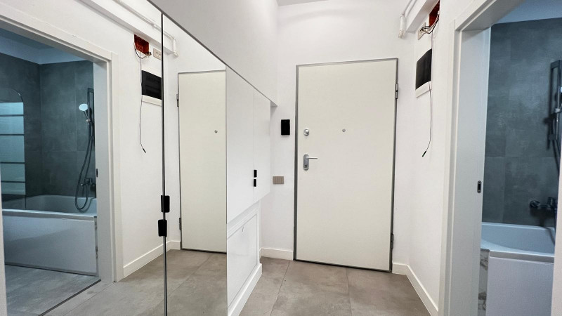 Apartament mobilat si utilat, curte engleza, liber