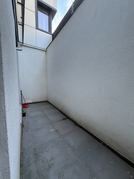 Apartament mobilat si utilat, curte engleza, liber