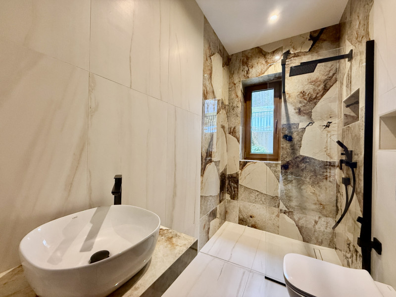 Apartament la parter cu gradina proprie, în Foresti Sinaia. În inima naturii