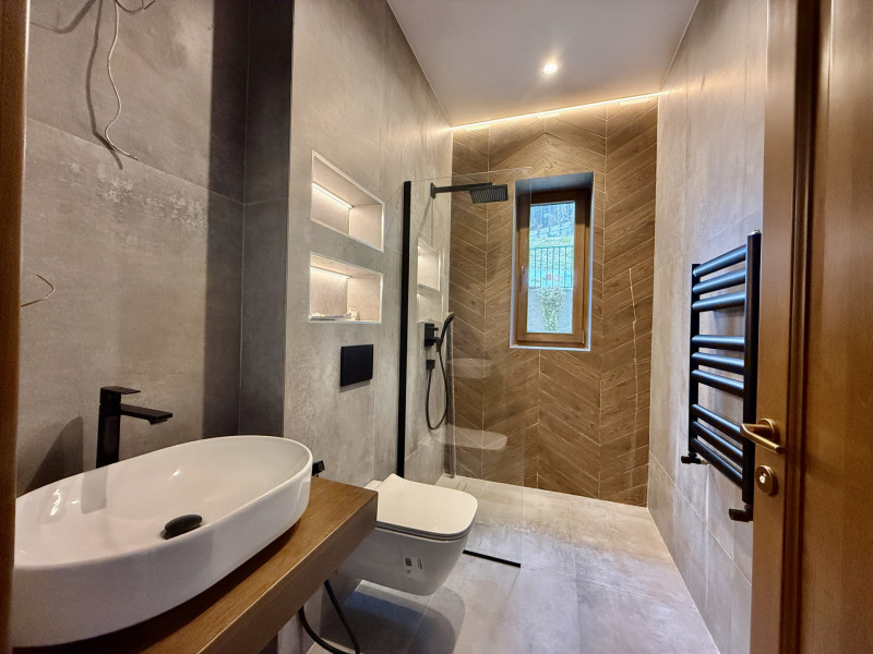 Apartament la parter cu gradina proprie, în Foresti Sinaia. În inima naturii
