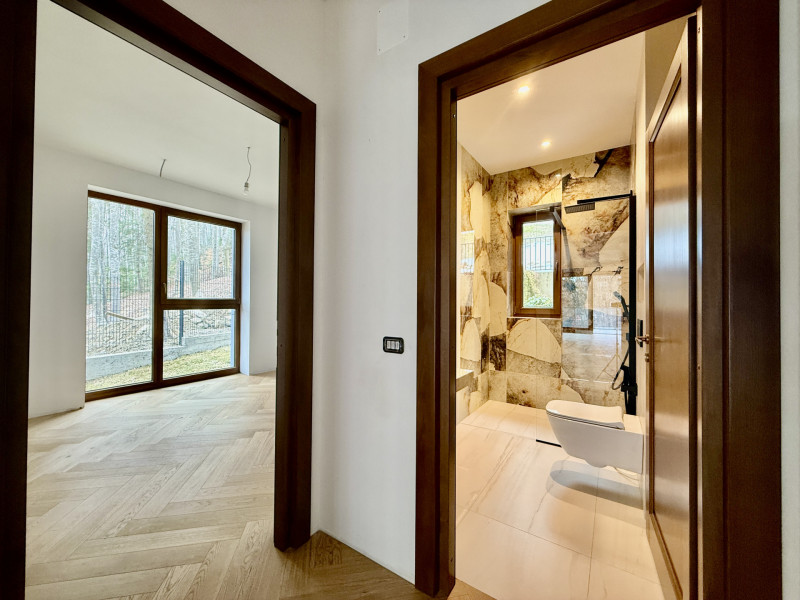 Apartament la parter cu gradina proprie, în Foresti Sinaia. În inima naturii