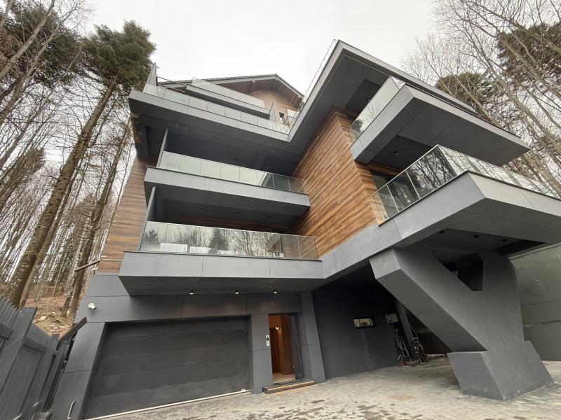 Apartament la parter cu gradina proprie, în Foresti Sinaia. În inima naturii