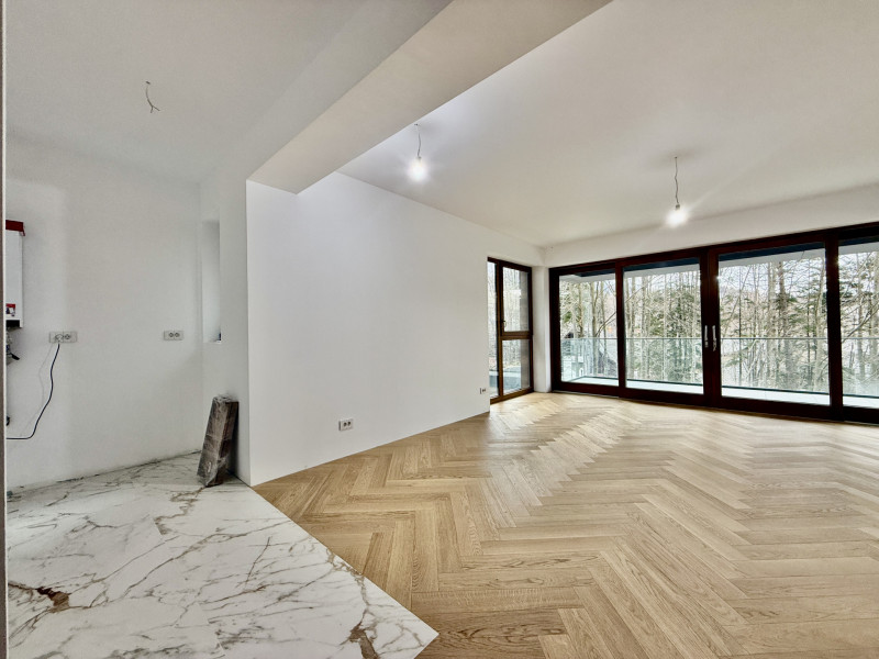 Apartament la parter cu gradina privata,  în Foresti Sinaia 