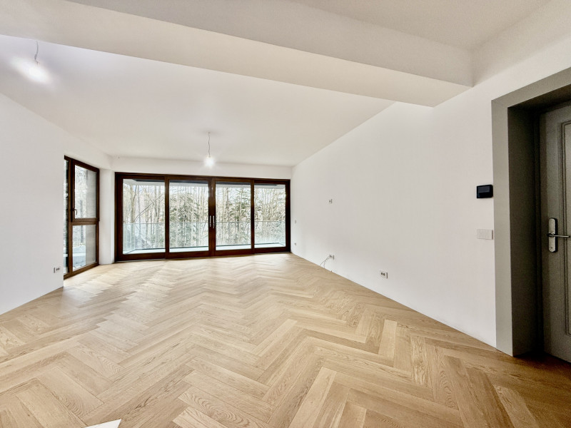 Apartament la parter cu gradina privata,  în Foresti Sinaia 