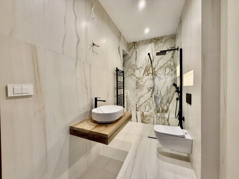 Apartament la parter cu gradina privata,  în Foresti Sinaia 