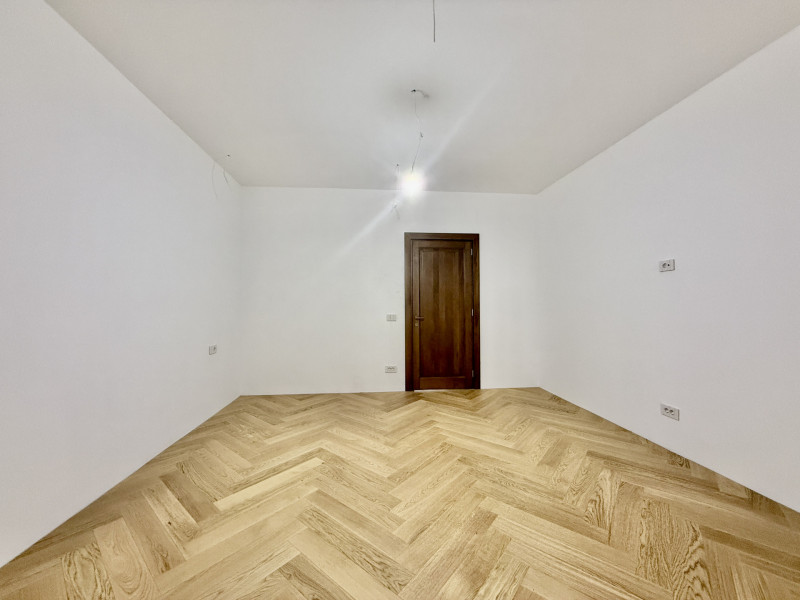 Apartament la parter cu gradina privata,  în Foresti Sinaia 