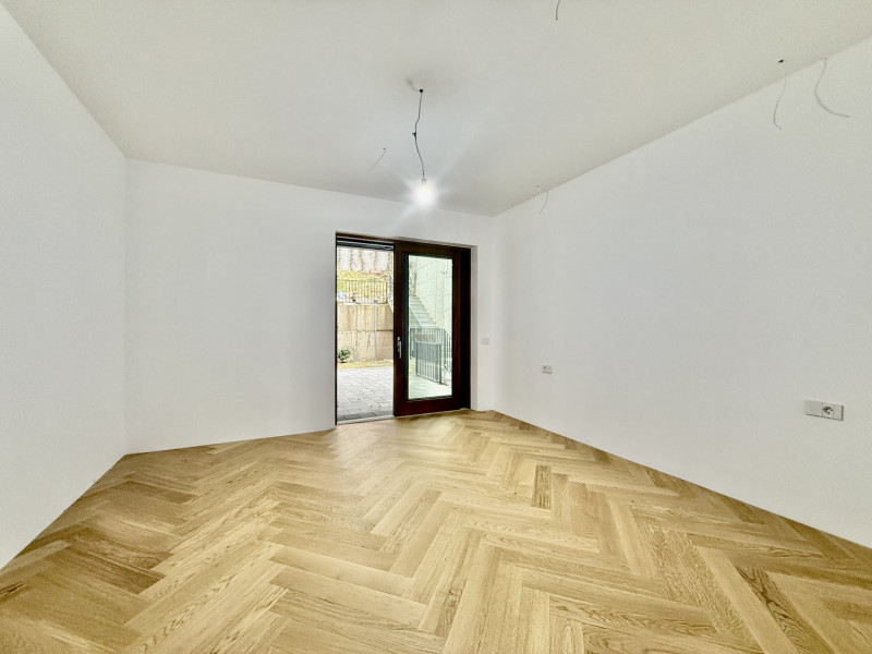 Apartament la parter cu gradina privata,  în Foresti Sinaia 