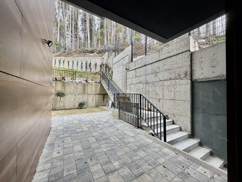 Apartament la parter cu gradina privata,  în Foresti Sinaia 