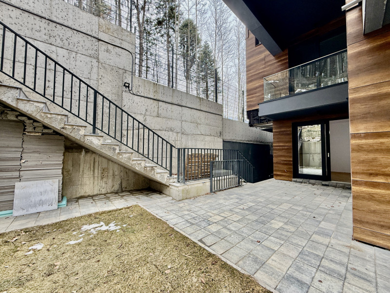 Apartament la parter cu gradina privata,  în Foresti Sinaia 