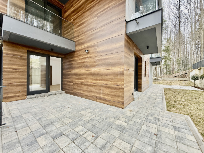 Apartament la parter cu gradina privata,  în Foresti Sinaia 