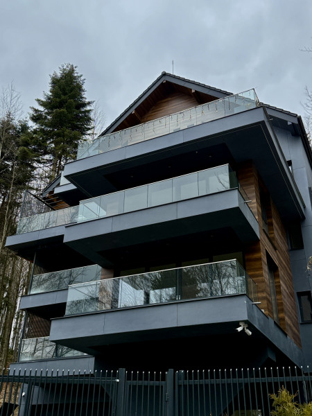 Apartament la parter cu gradina privata,  în Foresti Sinaia 