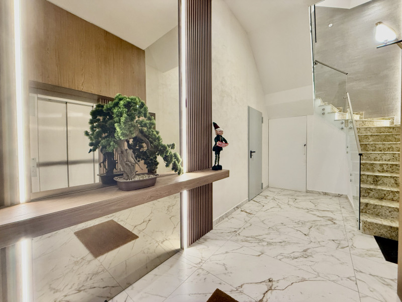 Apartament la parter cu gradina privata,  în Foresti Sinaia 
