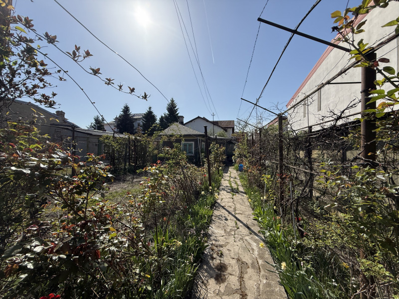 Casa demolabila langa Lacul Grivita  si Metrou Bazilescu
